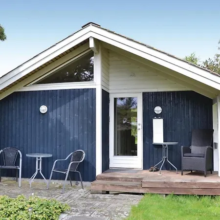 Three-bedroom Holiday In Melby